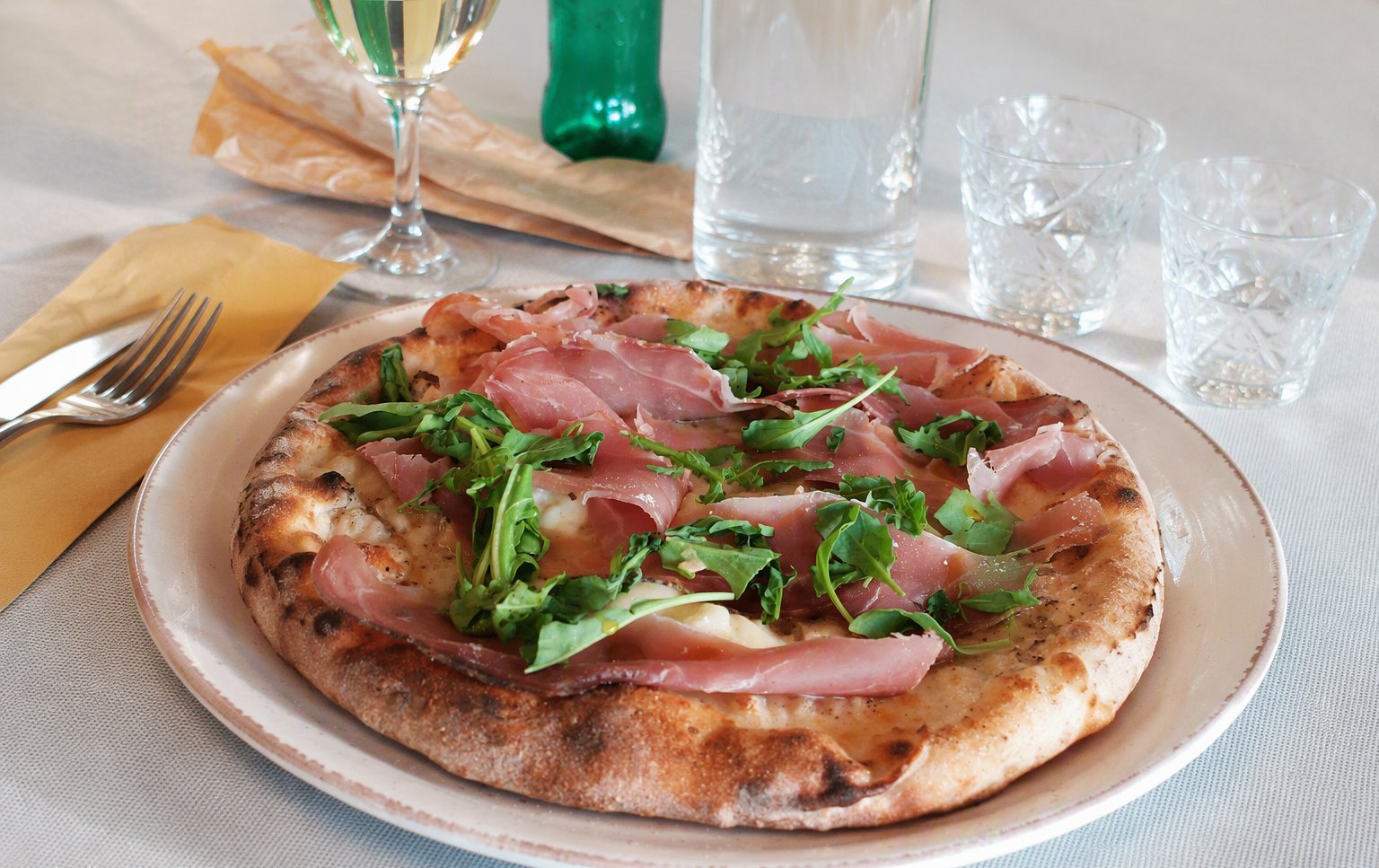 Pizza con prosciutto e rucola